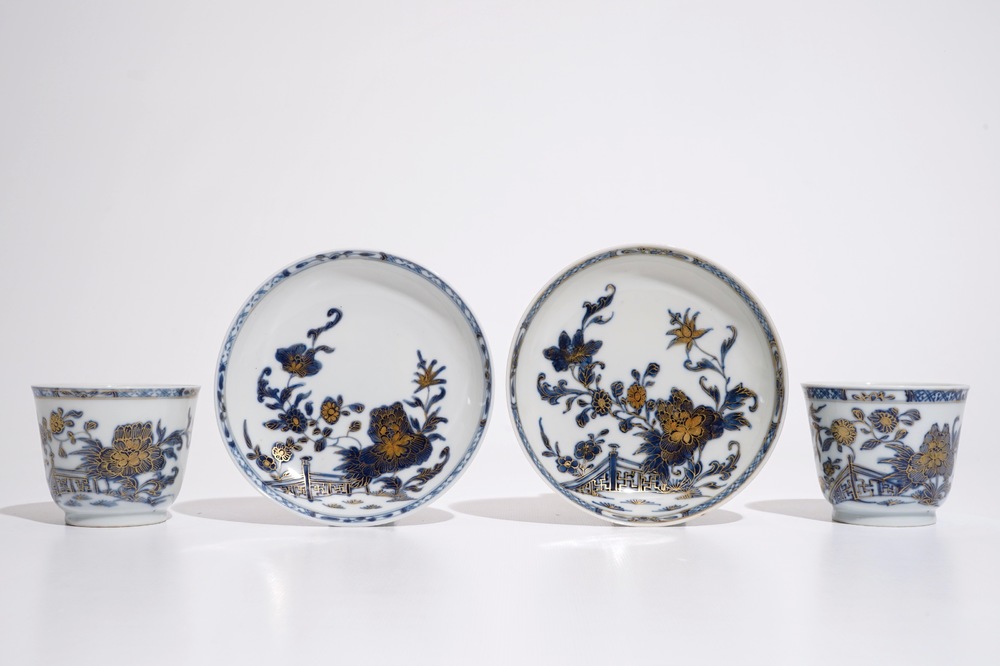 Une paire de tasses et soucoupes en porcelaine de Chine bleu et blanc et dor&eacute;, Qianlong