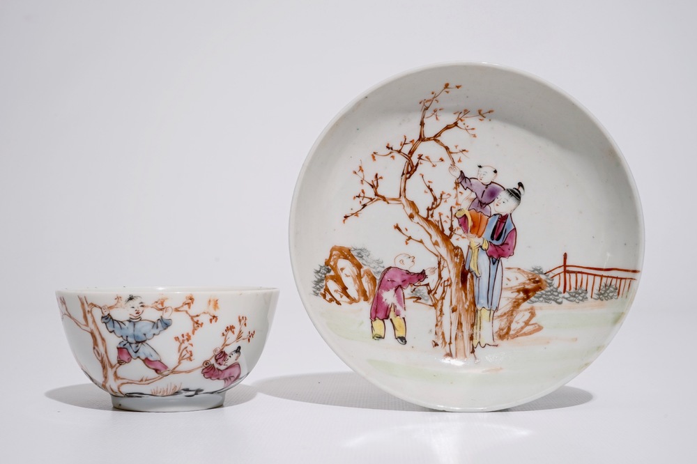 Une tasse et soucoupe en porcelaine de Chine famille rose &agrave; d&eacute;cor mandarin, Qianlong