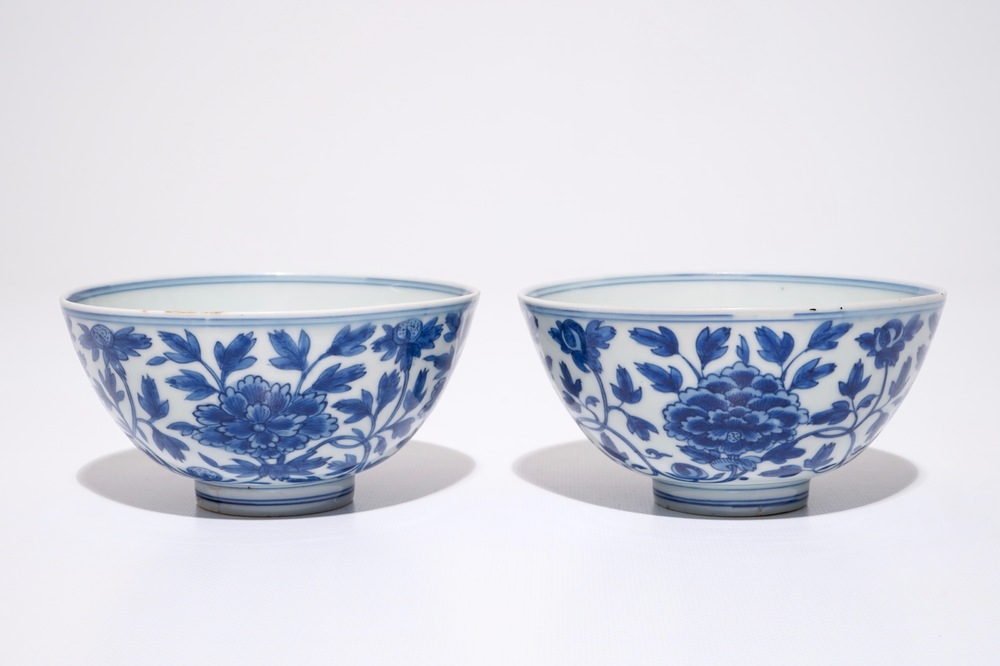 Une paire de bols en porcelaine de Chine bleu et blanc aux rinceaux de pivoine, marque de Chenghua, Ming