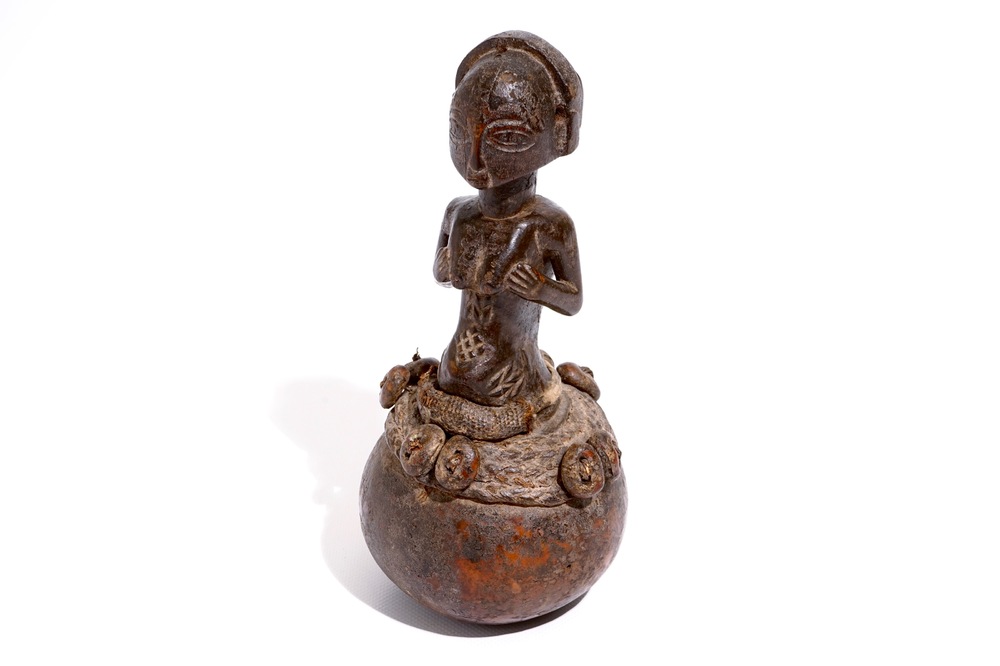 Een vrouwelijke Luba figuur op kalebas, D.R. Congo, midden 20e eeuw