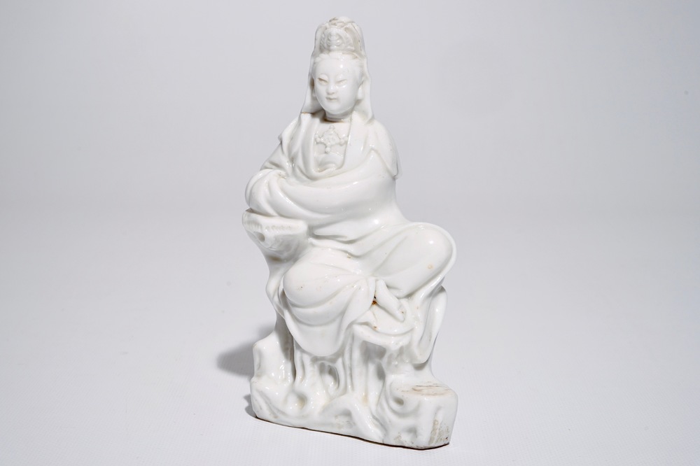 Un mod&egrave;le d'une Guanyin sur un rocher en blanc de Chine de Dehua, 18&egrave;me