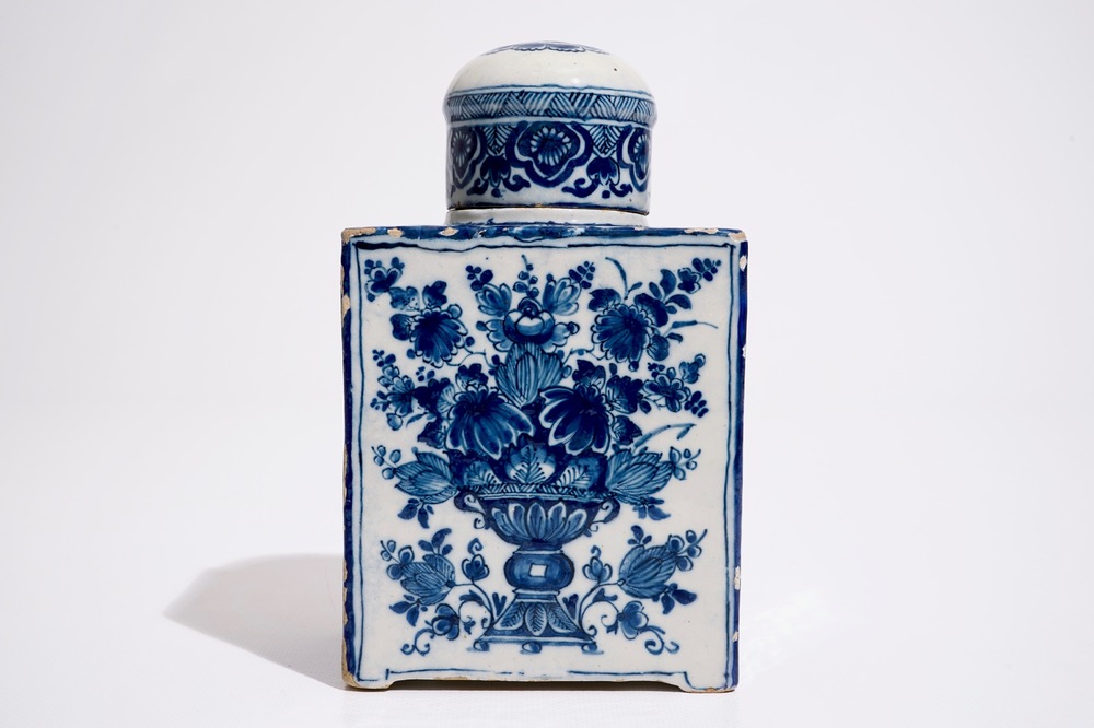 Een grote blauw-witte Delftse theebus met origineel deksel, ca. 1700