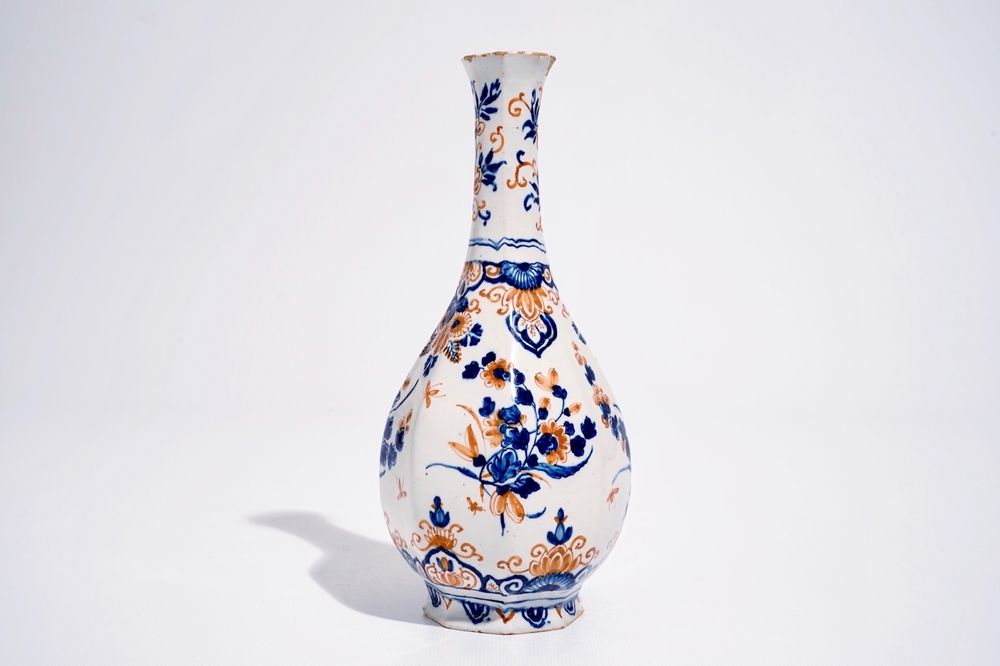 Een Delftse flesvormige vaas met floraal chinoiseriedecor in rood en blauw, 1e kwart 18e eeuw