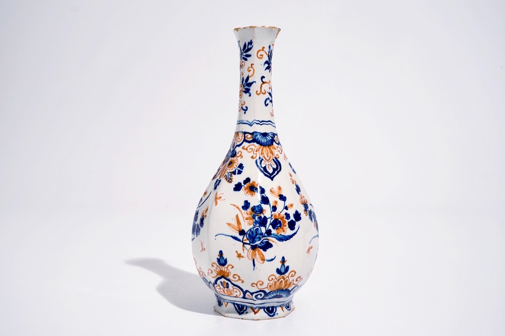 A Dutch Delft bottle vase with a floral chinoiserie design in red and blue, 1st quarter 18th C.