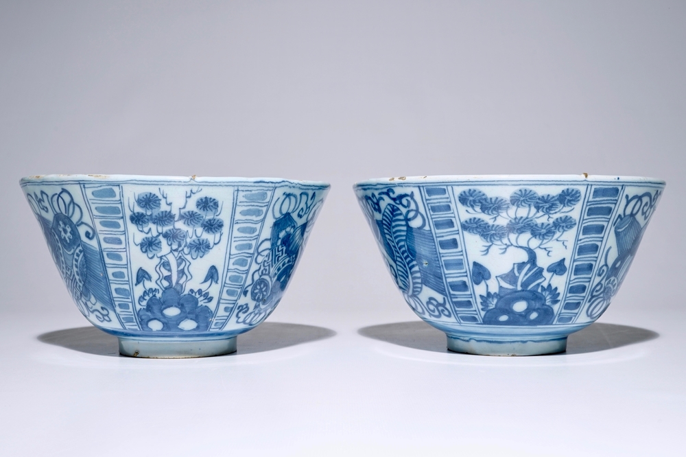 Une paire de bols en fa&iuml;ence de Delft bleu et blanc de style Wanli, fin du 17&egrave;me