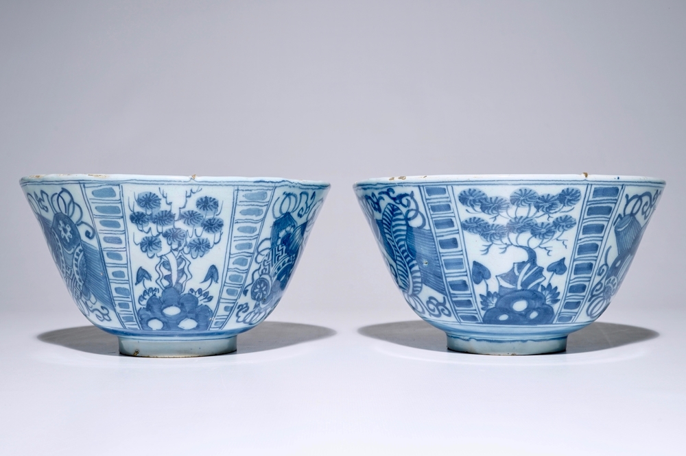 A pair of Dutch Delft blue and white bowls in Wanli-style, late 17th C.