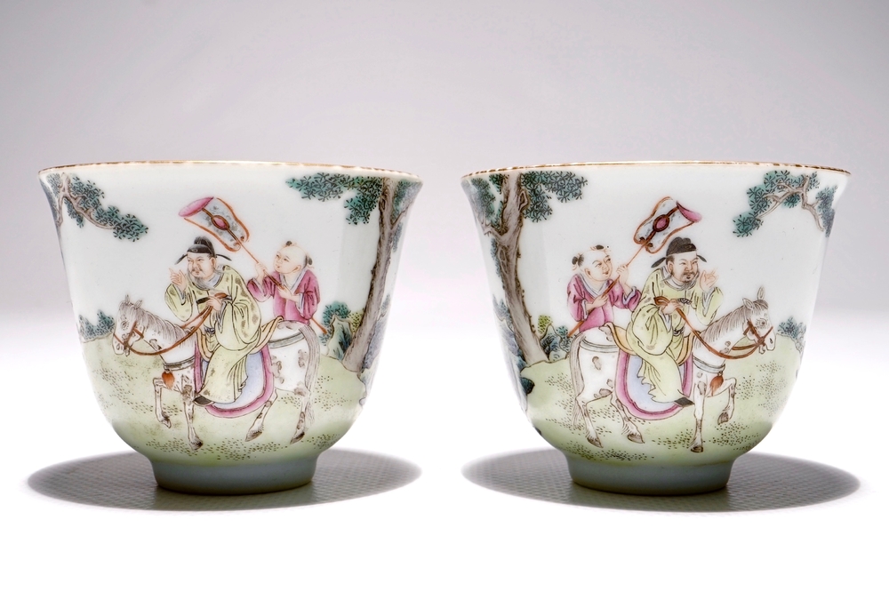 Une paire de tasses en porcelaine de Chine famille rose, marque de Guangxu, 20&egrave;me