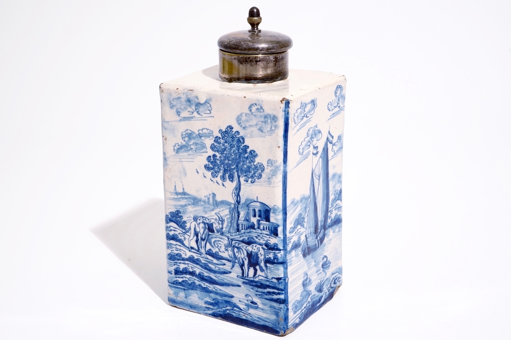 Une bouteille ou bo&icirc;te &agrave; th&eacute; rectangulaire en fa&iuml;ence de Delft bleu et blanc au couvercle en argent, Amsterdam, vers 1720