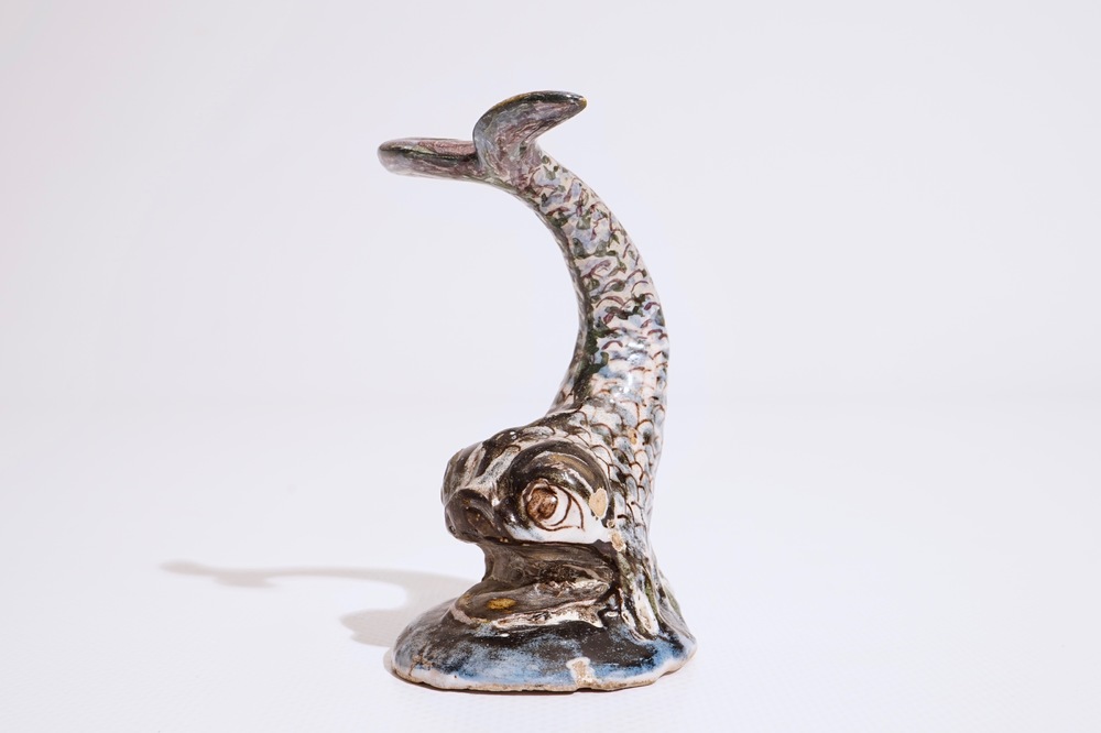 Een Delfts model van een walvis in blauw, mangaan en zwart, ca. 1700