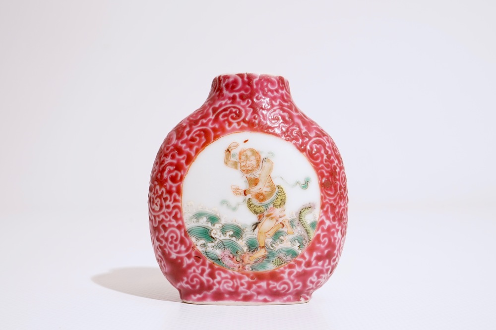 Een fijn Chinees famille rose snuifflesje met robijnrode ondergrond, 19e eeuw