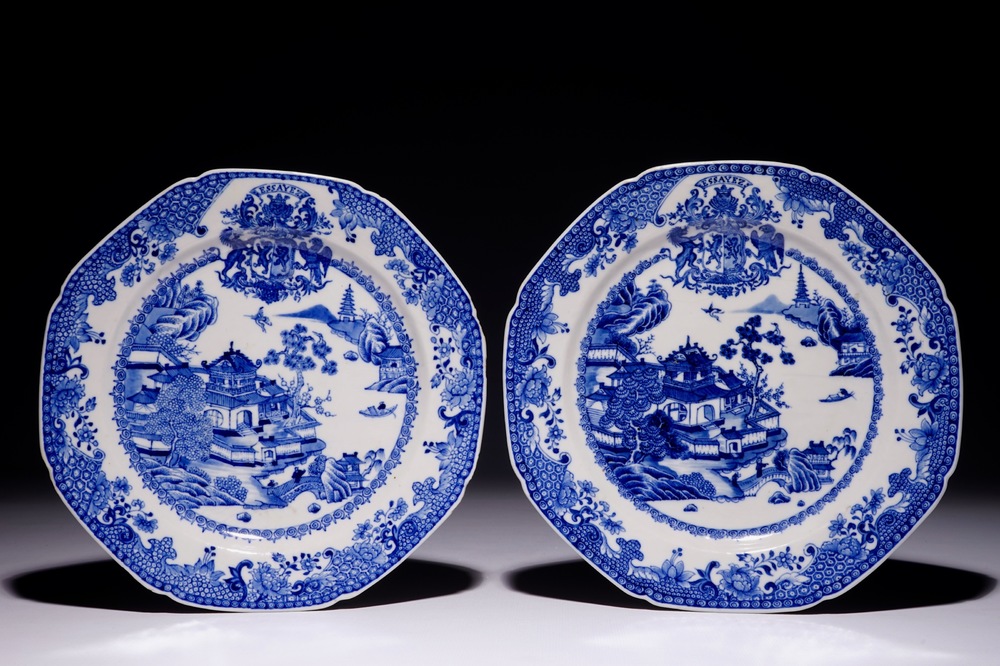 Une paire d'assiettes armori&eacute;es en porcelaine de Chine pour le march&eacute; fran&ccedil;ais, Qianlong