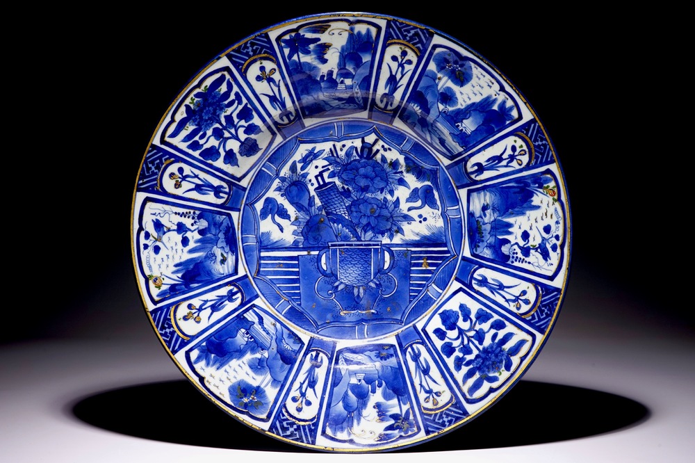 Un grand plat en porcelaine de Japon d'Arita de style Wanli surd&eacute;cor&eacute;, vers 1700