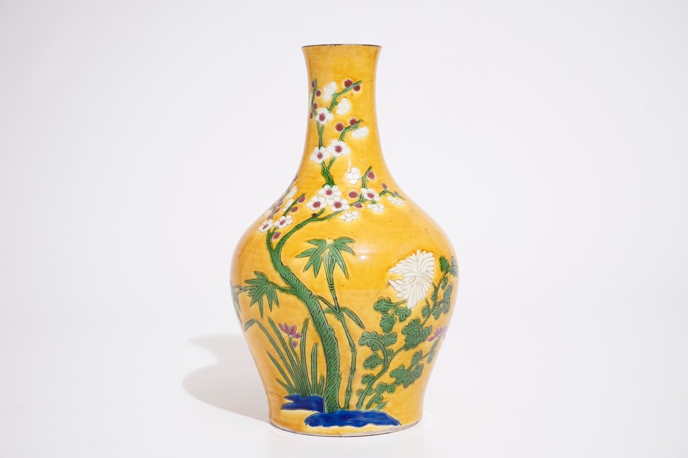 Un vase en porcelaine de Chine famille rose sur fond jaune, 20&egrave;me