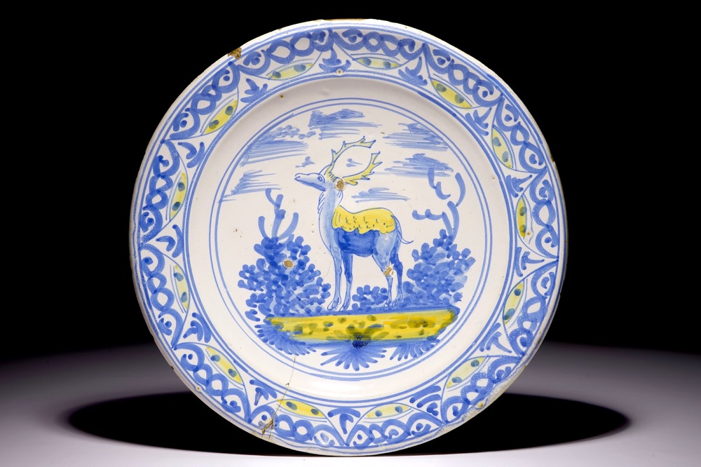 Een Friese majolica schotel met een hert, 17e eeuw