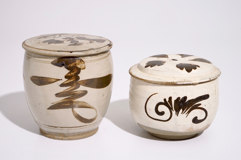 Twee cylindrische Chinese Cizhou dekseldozen, Song en Ming
