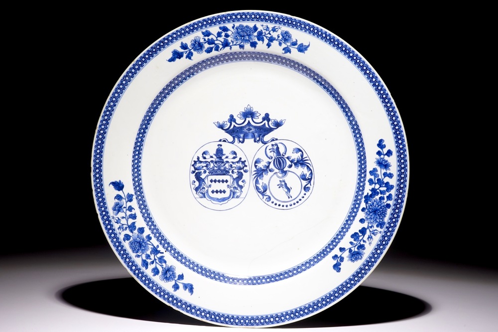 Un plat armori&eacute; d'alliance en porcelaine de Chine bleu et blanc pour le march&eacute; hollandais, Qianlong
