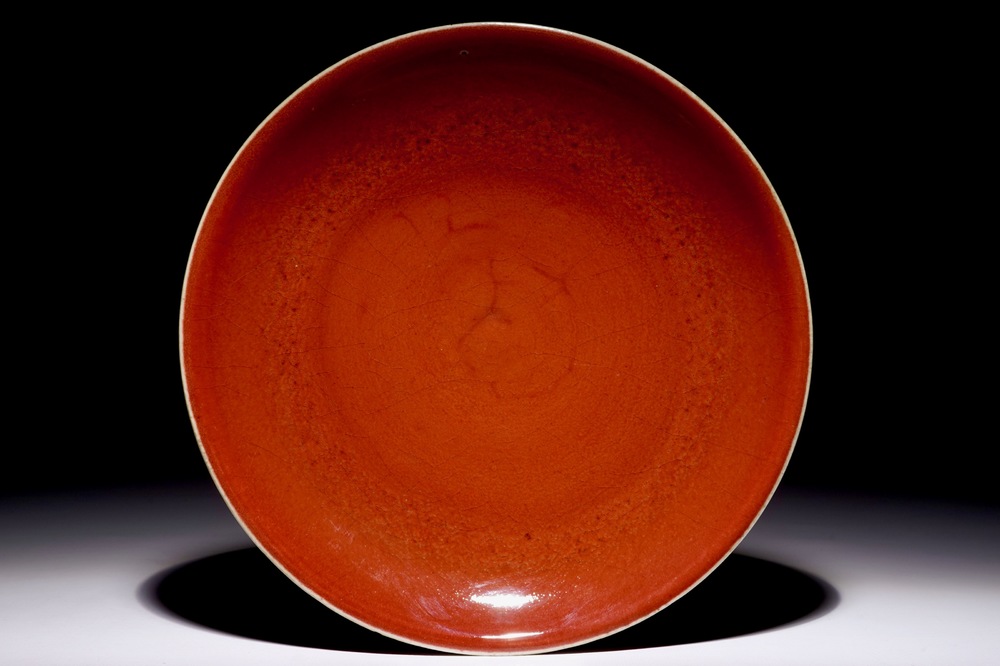 Un plat en porcelaine de Chine rouge monochrome, 19&egrave;me