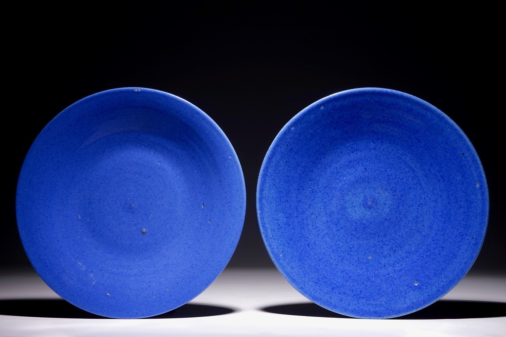 Une paire de plats en porcelaine de Chine bleu monochrome, 19&egrave;me