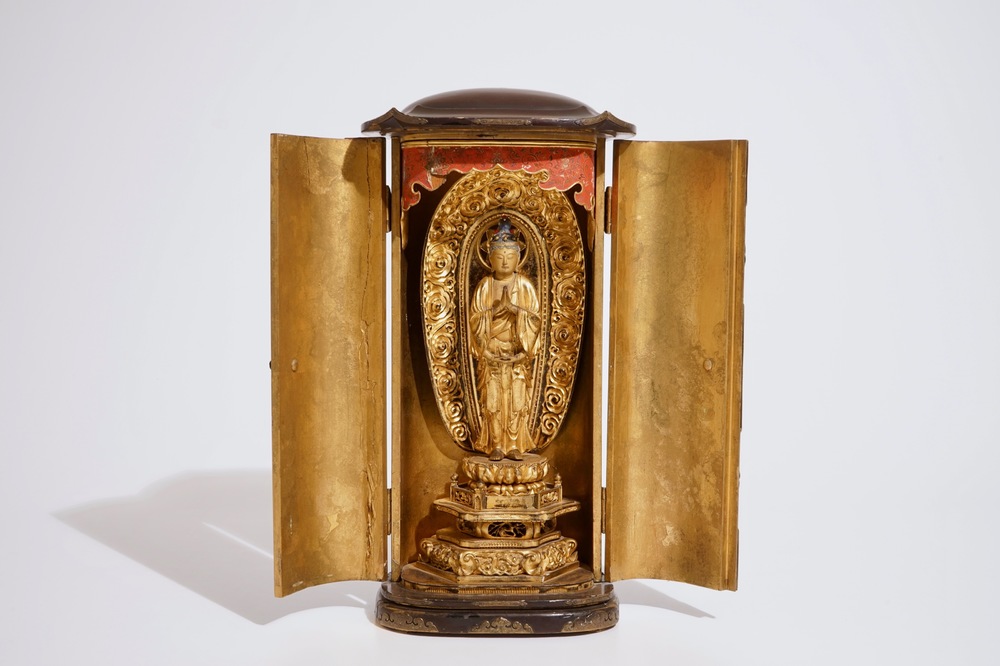 Un sanctuaire miniature &quot;Zushi&quot; en bois laqu&eacute; et dor&eacute; au Bouddha debout sur un tr&ocirc;ne de lotus, Edo, 17/18&egrave;me