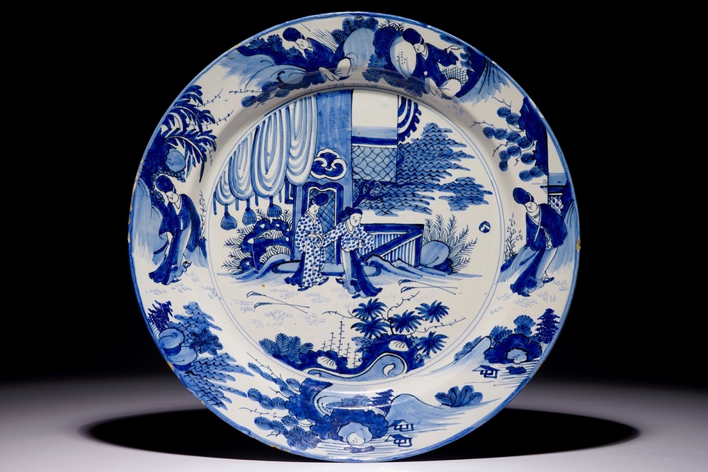 Un grand plat en fa&iuml;ence de Delft bleu et blanc &agrave; d&eacute;cor chinoiserie, fin du 17&egrave;me