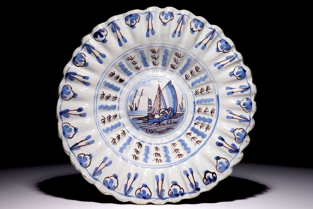 Un plat polylob&eacute; en fa&iuml;ence de Delft en bleu et mangan&egrave;se &agrave; d&eacute;cor d'un bateau, 17/18&egrave;me