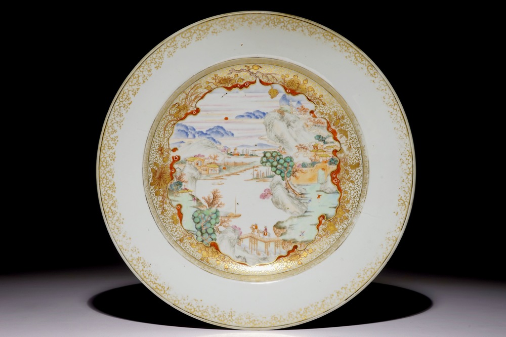 Un grand plat en porcelaine de Chine famille rose &agrave; d&eacute;cor d'un paysage raffin&eacute;, Yongzheng/Qianlong