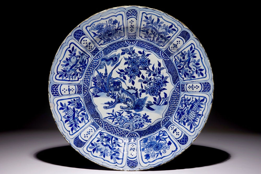 Un tr&egrave;s grand plat au lion en porcelaine de Chine bleu et blanc de type Kraak, Ming, Wanli