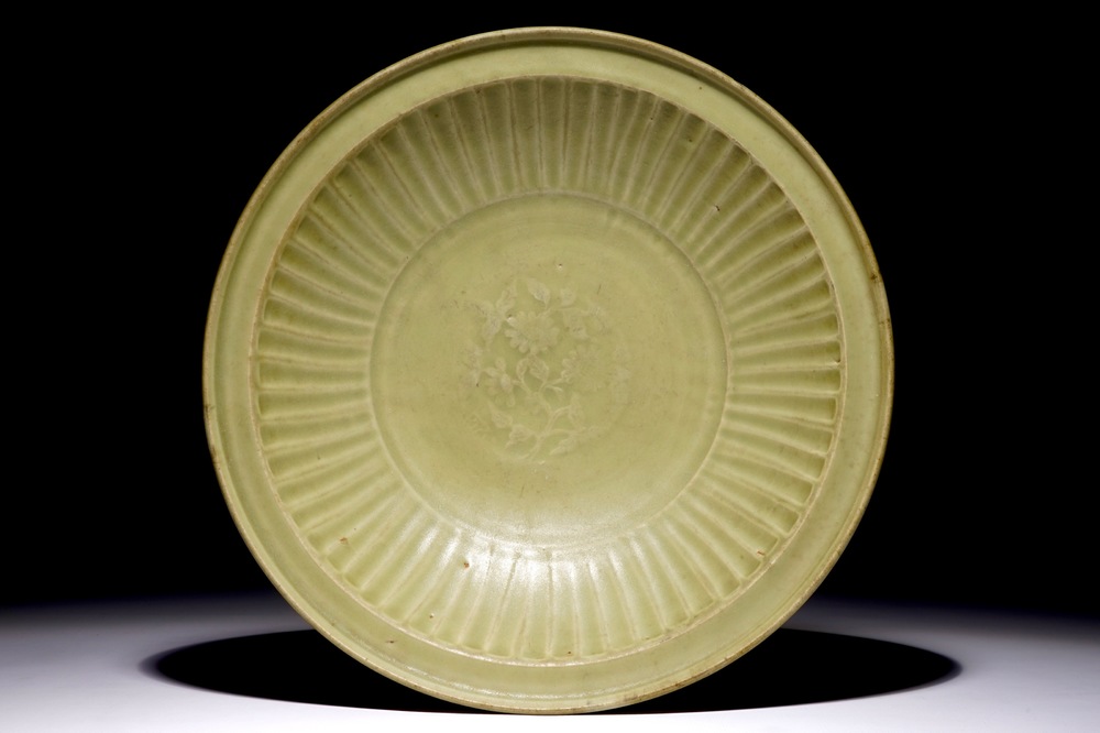 Een geribde Chinese Longquan celadon schotel, Ming