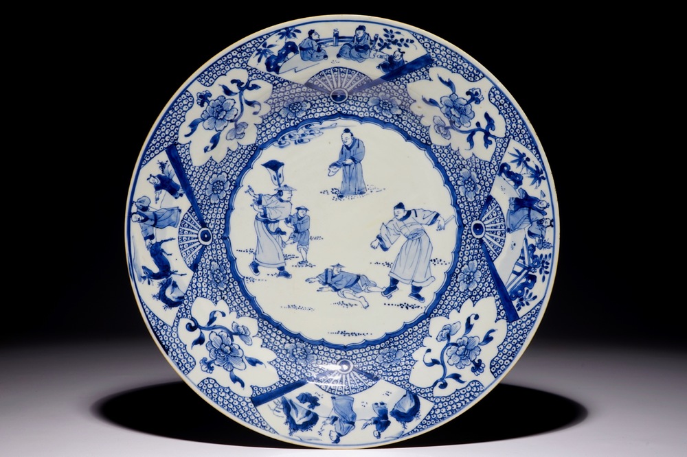 Een blauw-witte Chinese schotel met decor van een lijfstraf, Yongzheng/Qianlong