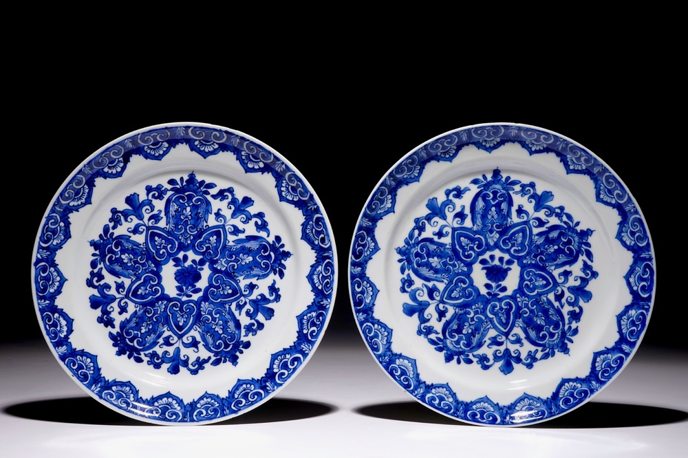 Une paire d'assiettes en porcelaine de Chine bleu et blanc d'apr&egrave;s un mod&egrave;le en Delft, Kangxi