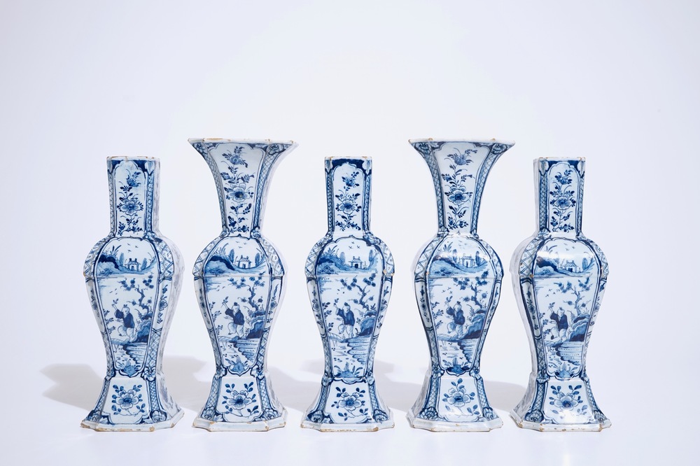 Une garniture de cinq vases en fa&iuml;ence de Delft bleu et blanc &agrave; d&eacute;cor de chinoiserie, 18&egrave;me