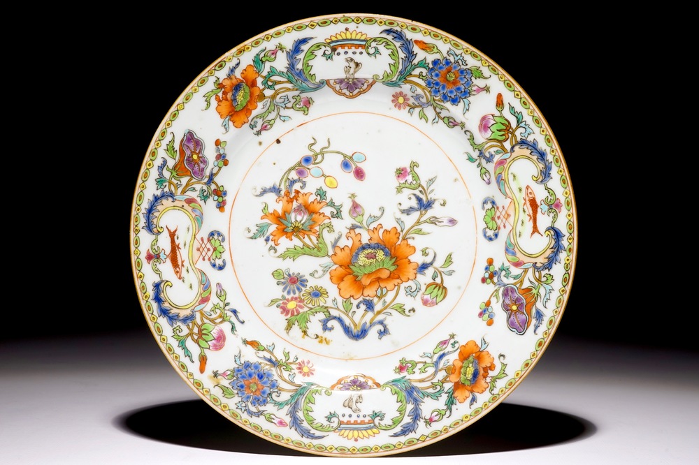 Une assiette en porcelaine de Chine d'exportation &agrave; d&eacute;cor &quot;Pompadour&quot;, vers 1745