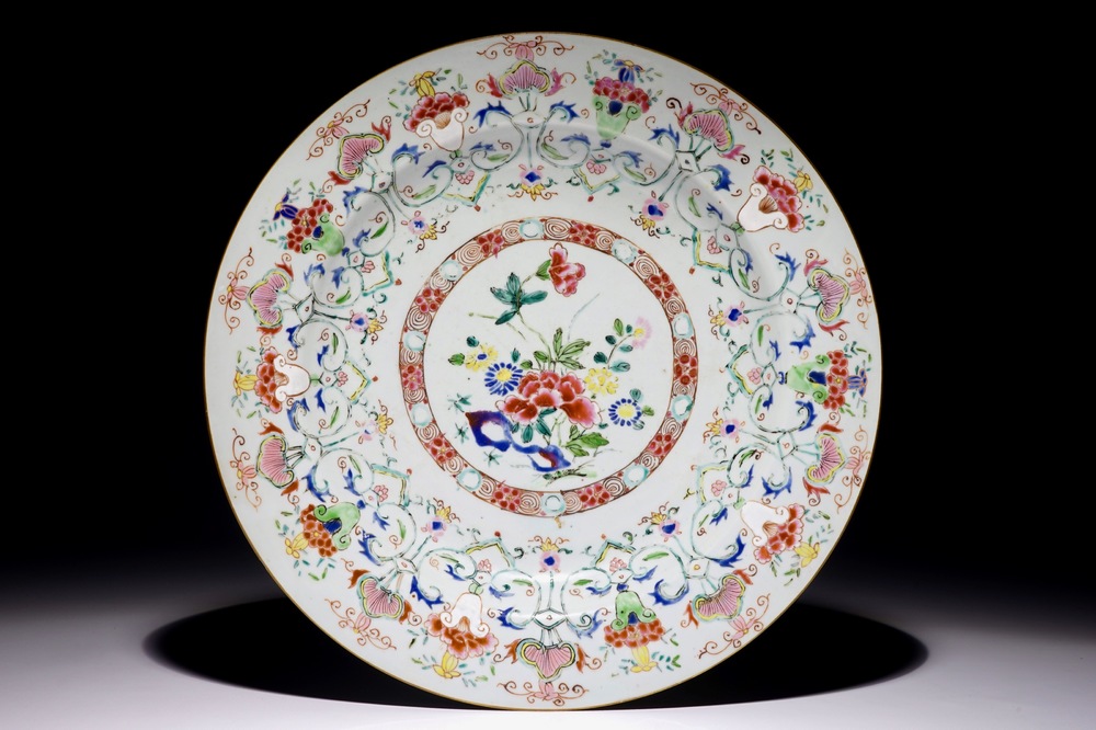 Un grand plat en porcelaine de Chine famille rose au m&eacute;daillon floral, Yongzheng/Qianlong
