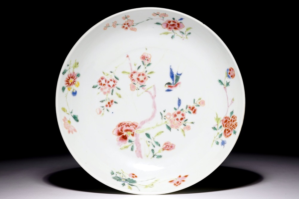 Une assiette en porcelaine de Chine famille rose, marque et p&eacute;riode de Yongzheng