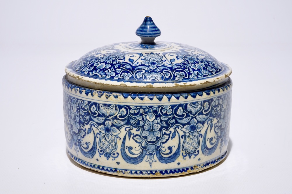 Een ronde blauw-witte Delftse tabaksdoos met deksel, 18e eeuw