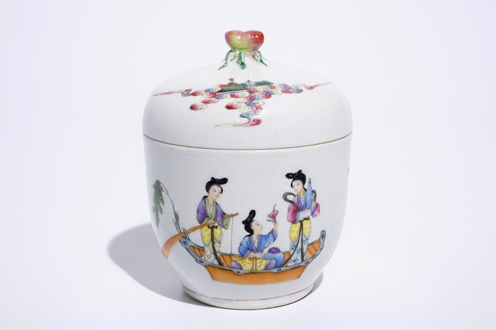 Un bol couvert en porcelaine de Chine famille rose sur fond blanc sgraffiato, marque de Jiaqing, 19/20&egrave;me