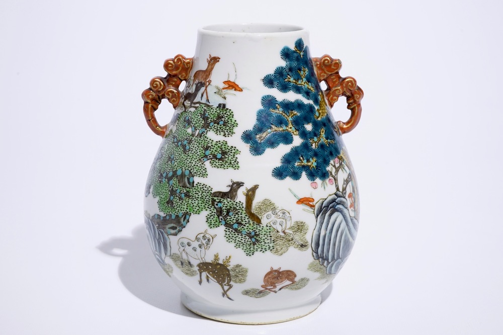 Un vase de forme hu en porcelaine de Chine &agrave; d&eacute;cor de cerfs dans un paysage, Tongzhi marque et poss. &eacute;poque