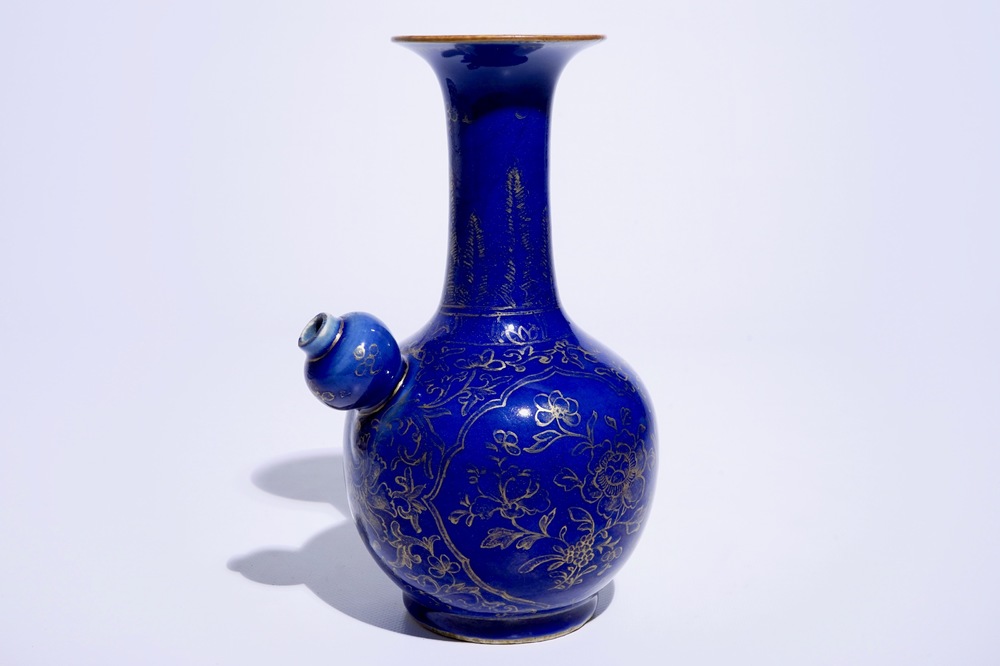 Een Chinese bleu poudr&eacute; kendi met verguld floraal decor, Kangxi
