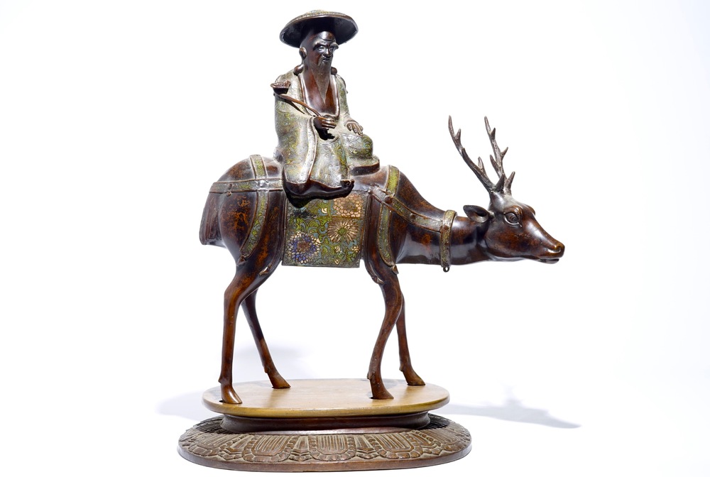 Un grand mod&egrave;le de Shou Lao sur un cerf en bronze et cloisonn&eacute; sur socle en bois, Chine, 19/20&egrave;me