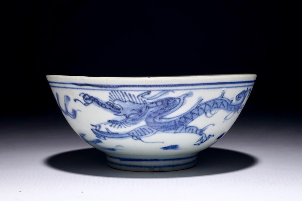 A Chinese blue and white dragon bowl, shipwreck porcelaine from the Hatcher Cargo, Transitional
