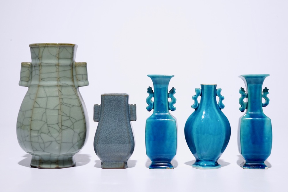 Trois vases en porcelaine de Chine turquoise monochrome et deux de type craquel&eacute;, 18&egrave;me et apr&egrave;s