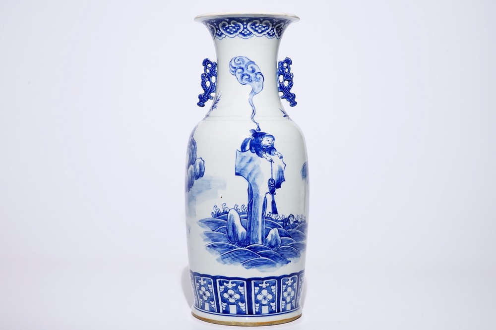 Een blauw-witte Chinese vaas met Liu Hai en pad, 20e eeuw - Rob Michiels Auctions