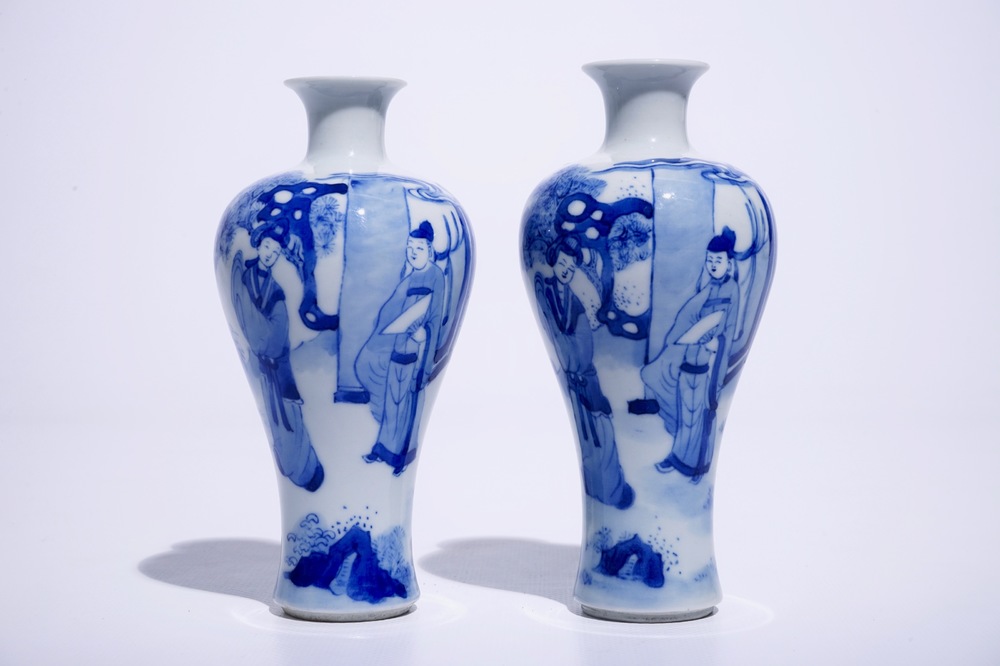 Een paar Chinese blauw-witte meiping vazen met figuren in Kangxi-stijl, 19/20e eeuw