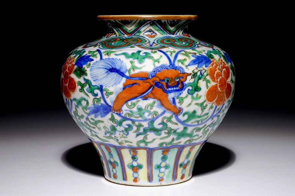 Un vase de forme balustre en porcelaine de Chine wucai &agrave; d&eacute;cor de lions bouddhistes, 19&egrave;me