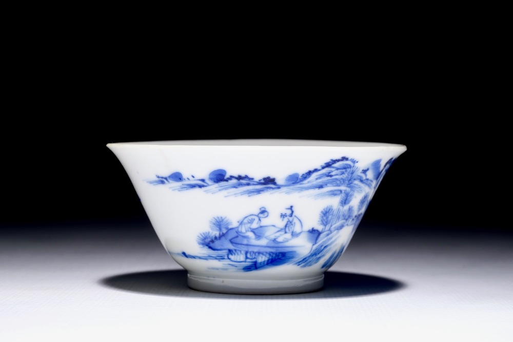 Une tasse &agrave; vin en porcelaine de Chine bleu et blanc, marque et &eacute;poque de Yongzheng
