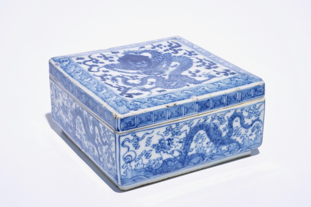 Une bo&icirc;te couverte en porcelaine de Chine bleu et blanc &agrave; d&eacute;cor de dragons, Kangxi