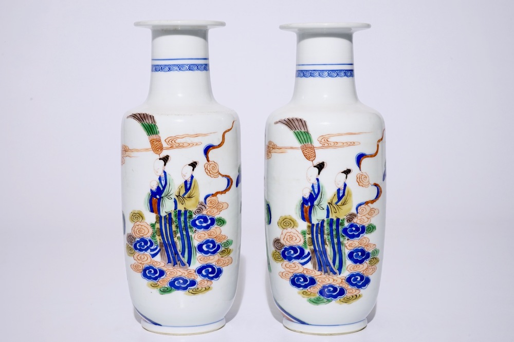 Une paire de vases rouleau en porcelaine de Chine famille verte de style Kangxi, 19/20&egrave;me