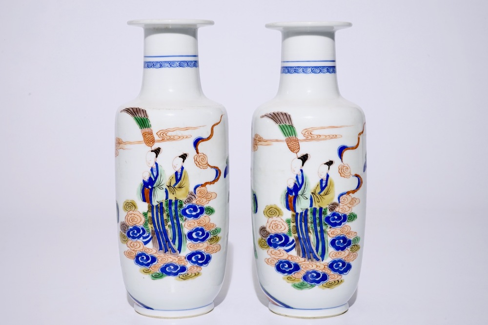 A pair of Chinese famille verte rouleau vases with figures in Kangxi-style, 19/20th C.