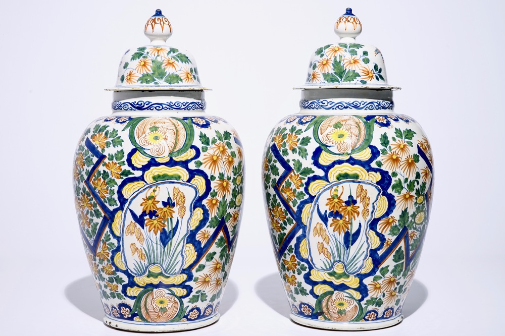 Een paar grote polychrome Delftse dekselvazen met bliksemdecor, begin 18e eeuw