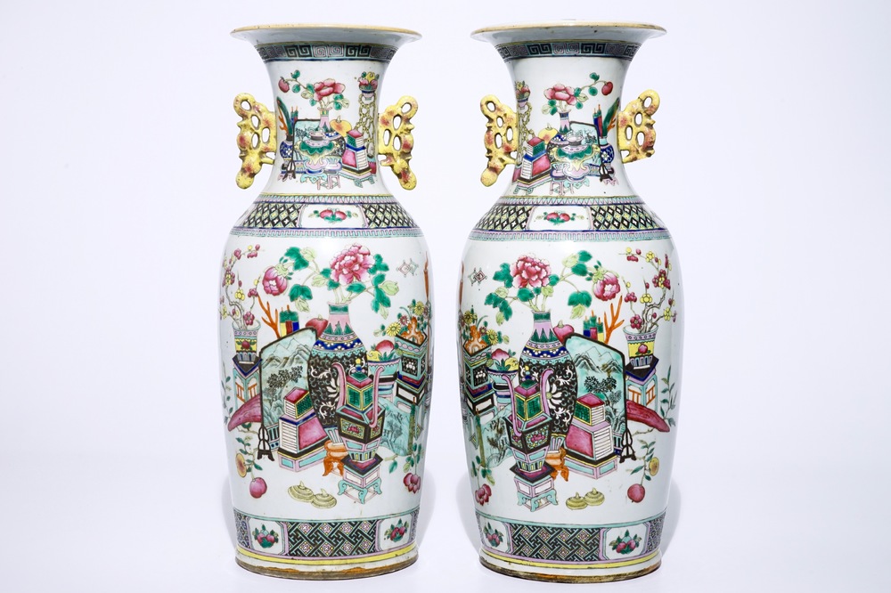Een paar Chinese famille rose vazen met decor van &quot;100 kostbaarheden&quot;, 19e eeuw